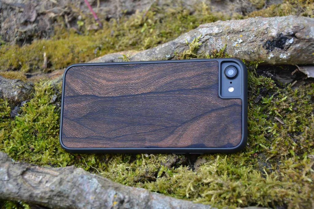 Crafting-Elegance-Exploring-the-World-of-Handmade-Wooden-Phone-1024x684 Crafting Elegance: Exploring the World of Handmade Wooden Phone Cases