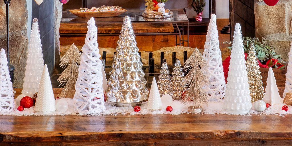 Table-Setting-and-Centerpieces 13 Best Christmas Decoration Ideas for Home (2023)