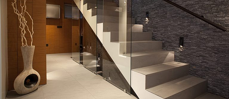 Opting-for-a-Textural-Staircase-Wall How to Decorate Staircase Walls in 2024? 11 Best Ideas to Decorate Staircase Walls